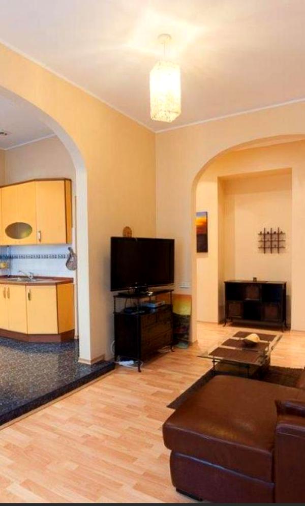 Spacious Apartment in City Center near Shevchenko Park