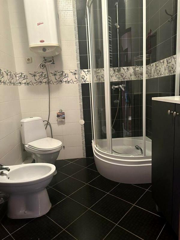 Spacious 4-room apartment in Vynnyky with parking and convenient location