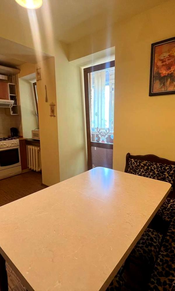 Spacious 1-bedroom apartment near Striysky Park with balcony