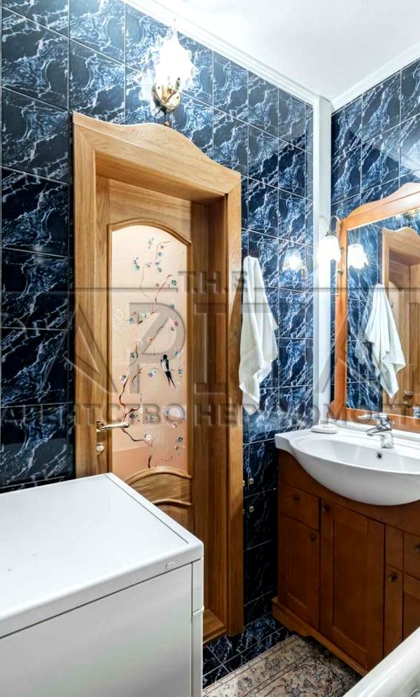 Two-level apartment in historical downtown area near Golden Gates