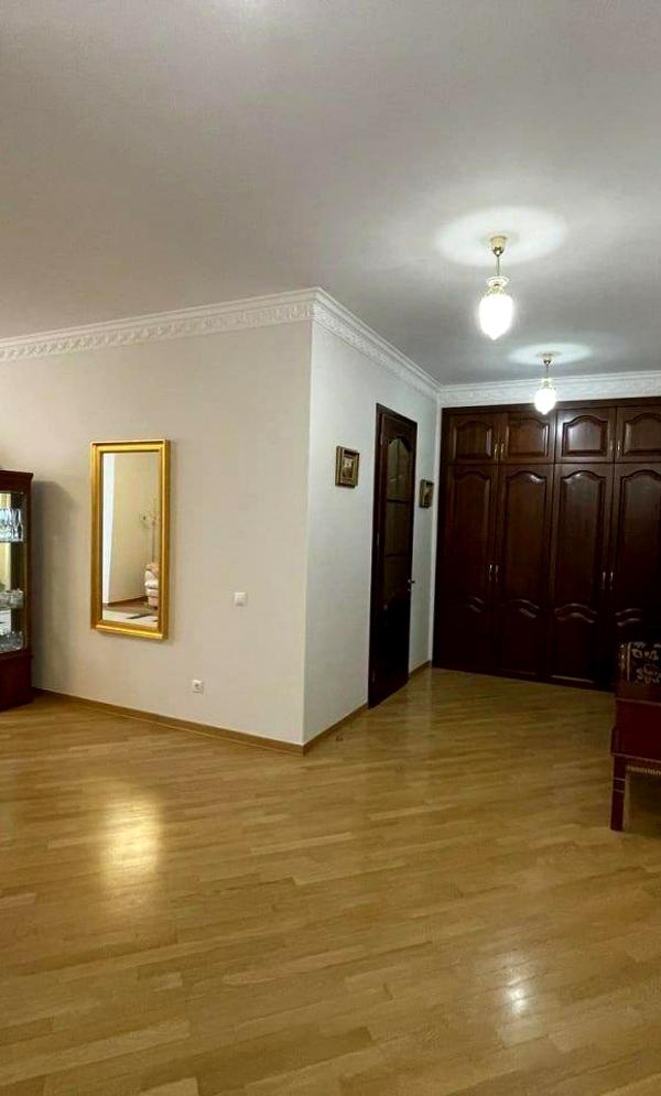 Spacious 4-room apartment in Klovskyi Descent, Pechersk District