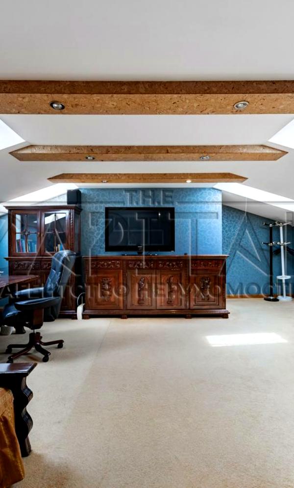 Two-level apartment in historical downtown area near Golden Gates