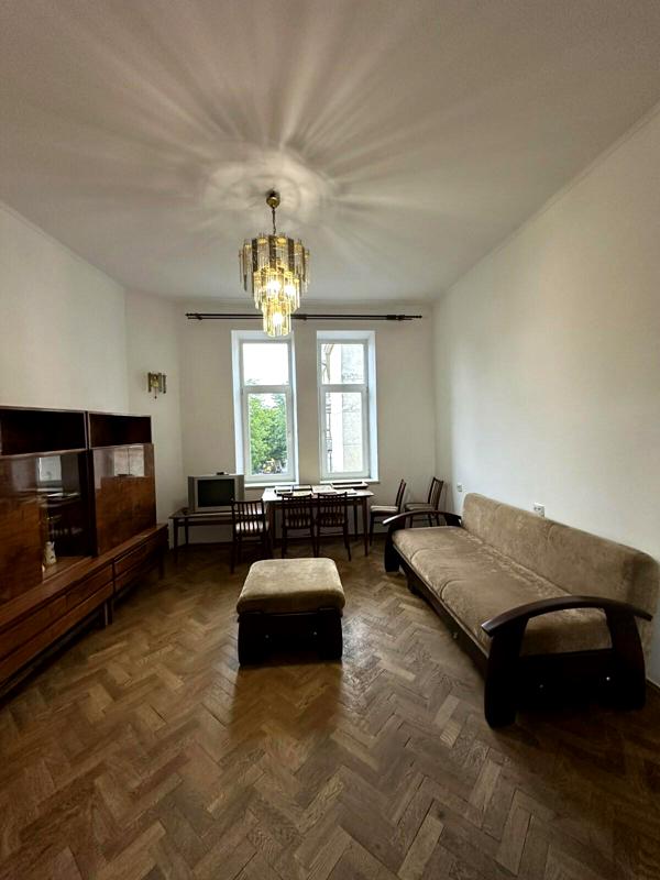 Renovated apartment with modern amenities and convenient layout