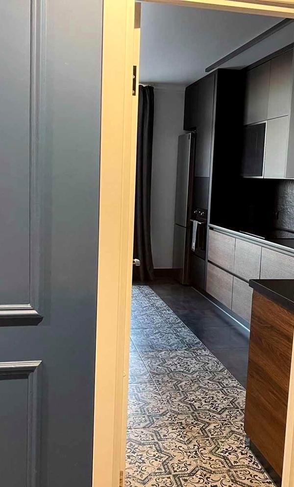 Spacious 2-bedroom apartment with designer renovation in Avalon complex