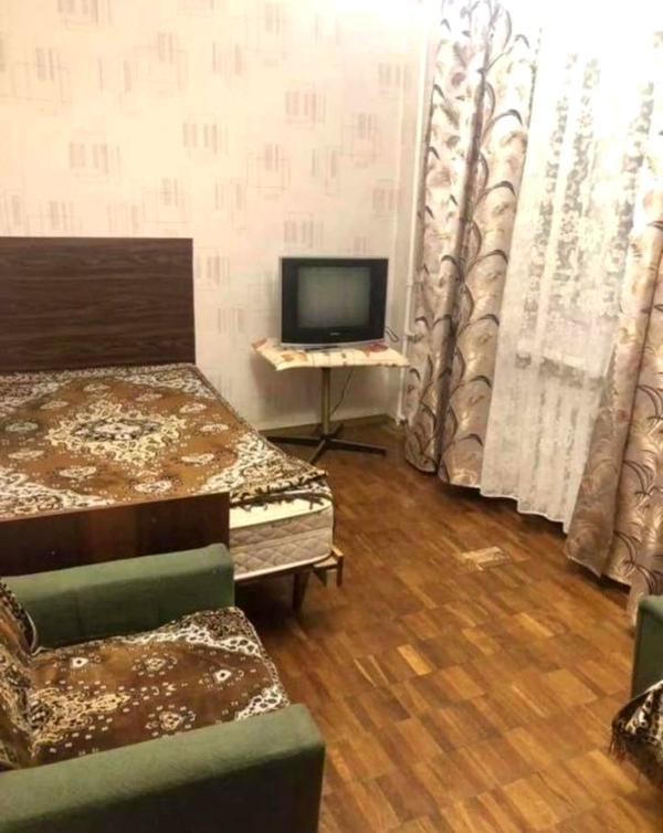 2-бөлмелі пәтер Университет метросына жақын, балконмен және жеке жатқышпен