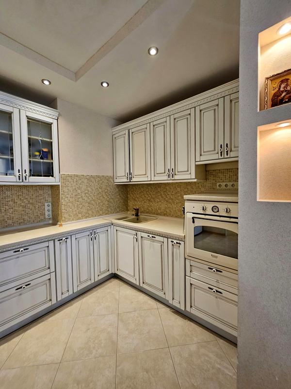 3-Room Apartment in Poznyaki District with Modern Amenities
