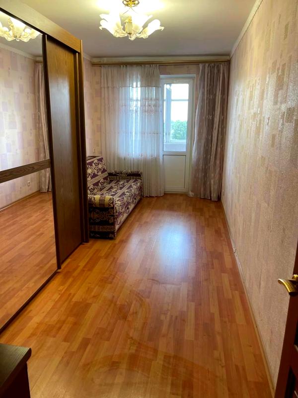 3-Room Apartment on Donetsk Highway with Balconies