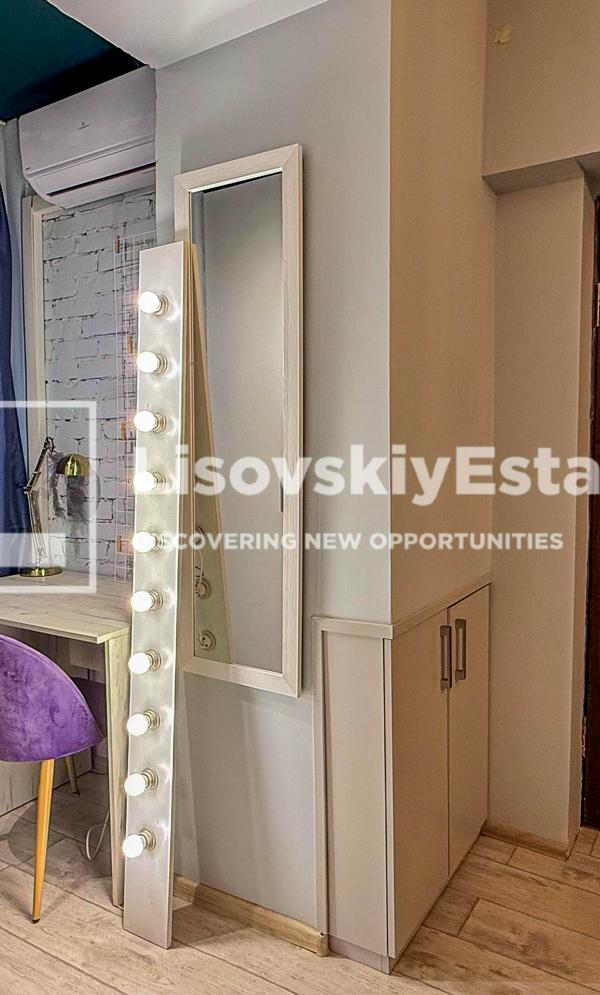 Spacious 1-Room Apartment near Klovska Metro with Full Amenities