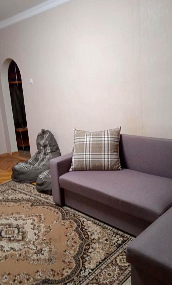 1-Bedroom Apartment near Vokzalnaya Metro with Basement