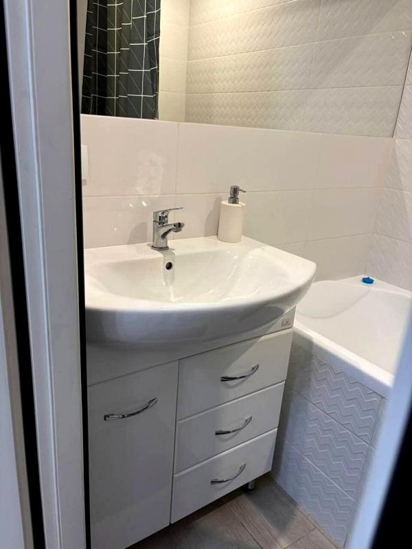 Spacious 1-bedroom apartment near Vokzalna metro with modern design and full amenities