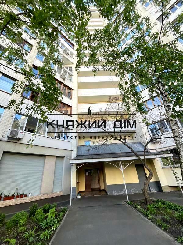 Cozy 1-bedroom apartment near Poznyaki metro with modern amenities