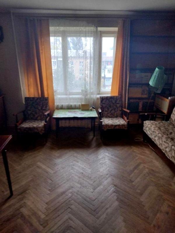 2-Room Apartment near Lukyanivska Metro with Balcony