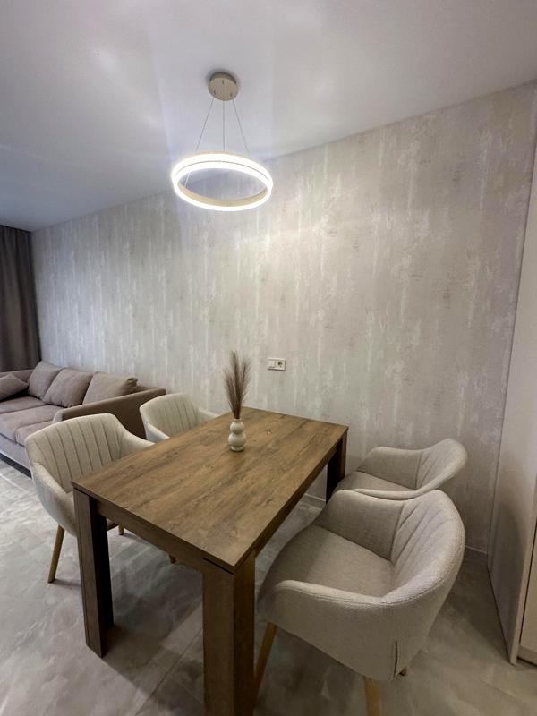 Luxurious 1-Bedroom Apartment in Avalon Yard with Designer Renovation