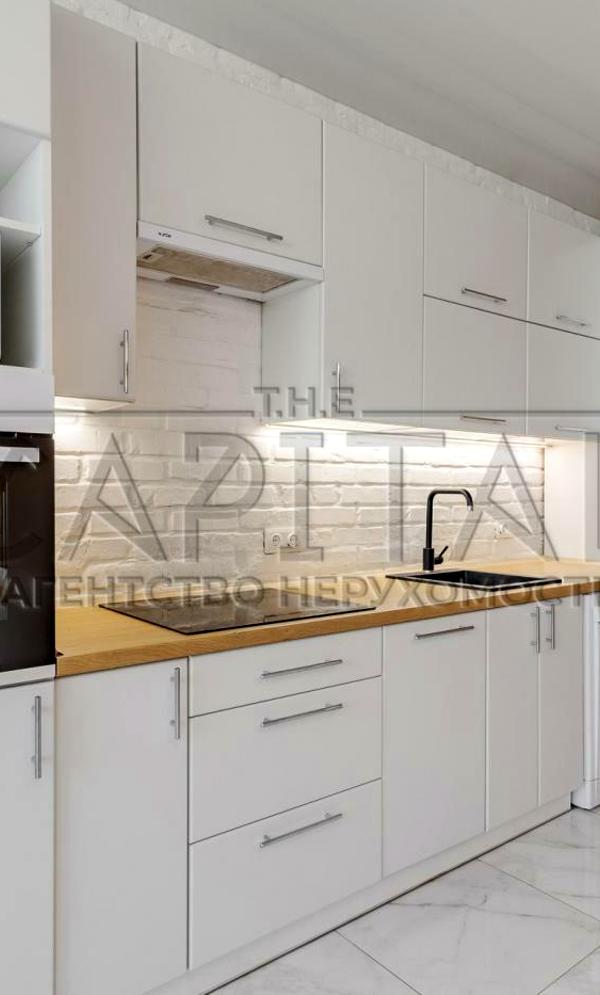 Spacious 2-Bedroom Apartment on 25th Floor with Designer Renovation