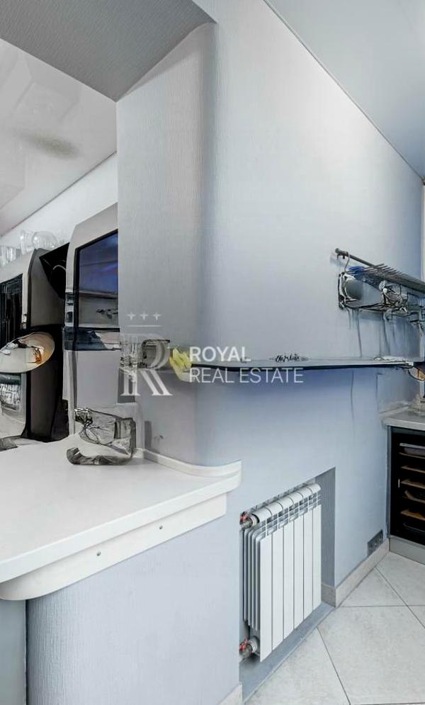 4-Room Apartment on Lesia Ukrainka Boulevard with Premium Features