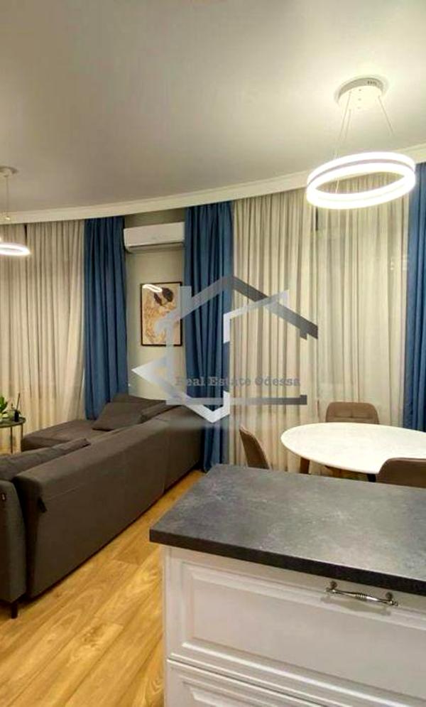 2-Bedroom Apartment near Shevchenko Park with Sea View