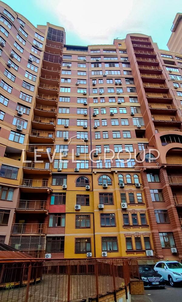 Spacious 1-Bedroom Apartment in Kyiv Center, Near Pechersk Metro