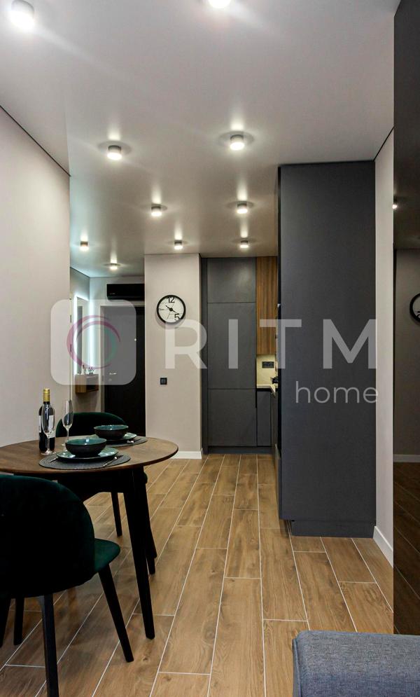 Designer 1-bedroom apartment with studio kitchen in new building