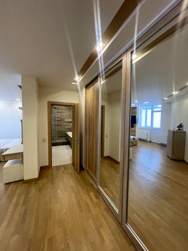 Spacious 2-Level Panoramic Apartment in Liko-Grad Complex