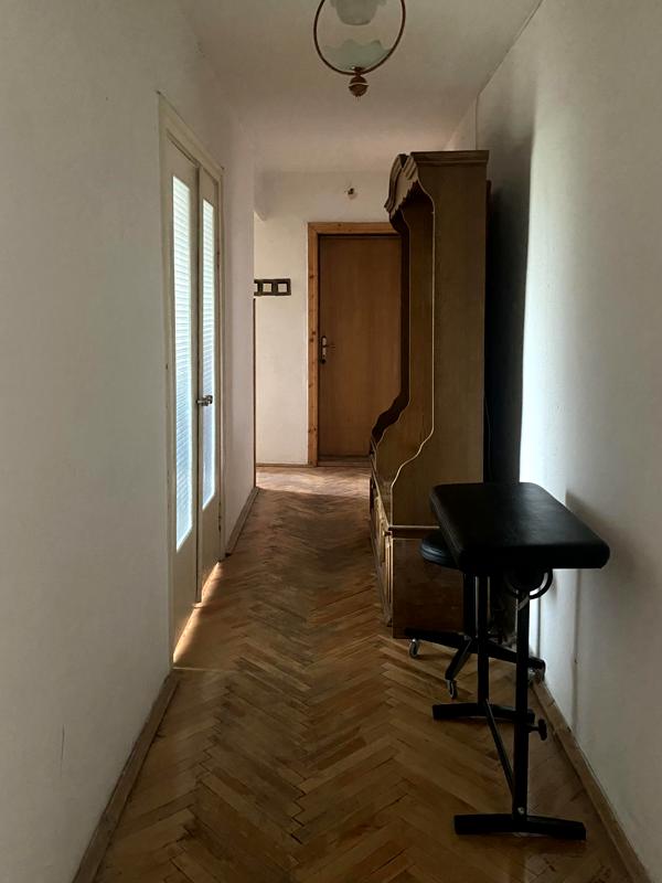 3-Room Apartment in Shevchenkivskyi District, Quiet Location, Well-Equipped
