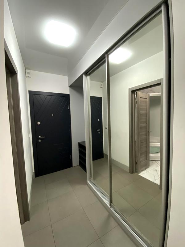 Modern 1-bedroom apartment in Aquamarine complex with lake view