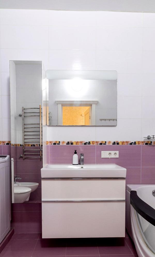 3-Room Apartment in Solom'yansky District with Designer Renovation