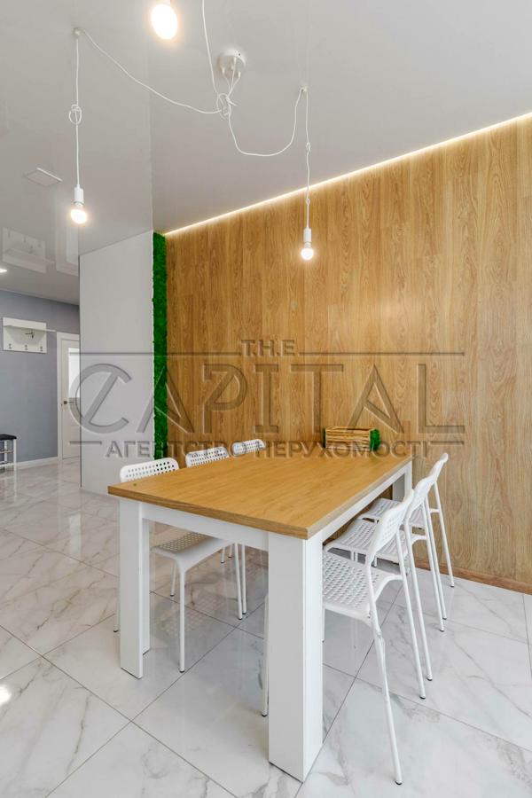 Spacious 2-Bedroom Apartment on 25th Floor with Designer Renovation