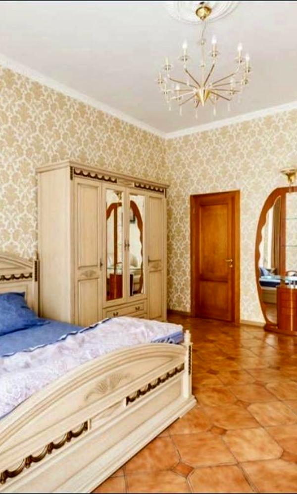 3-Room Apartment in Vorontsovsky Lane with Parking and Pet-Friendly Policy