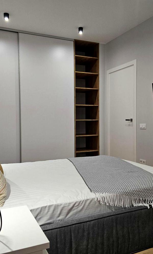 Stylish One-Bedroom Apartment in Lincoln Complex with Designer Renovation