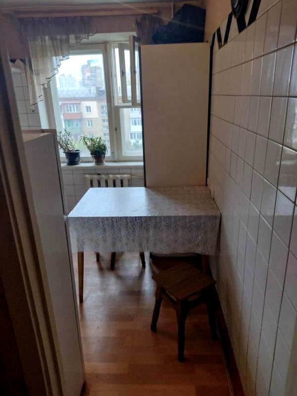 2-Room Apartment near Lukyanivska Metro with Balcony