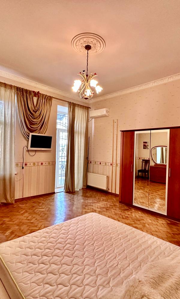 3-Bedroom Apartment near Shevchenko Park, Odessa