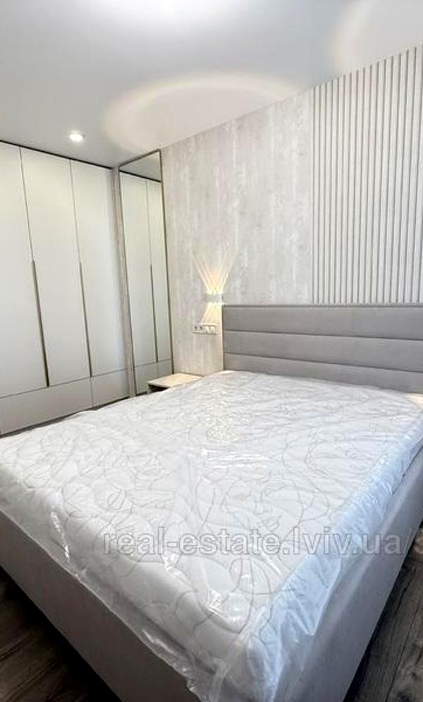 Designer Renovated Apartment in Avalon Yard Complex with Modern Amenities
