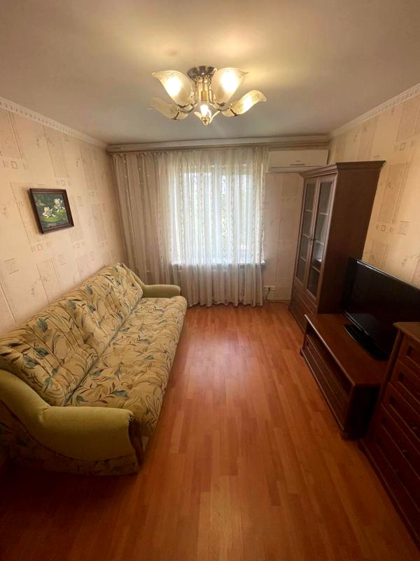 3-Room Apartment on Donetsk Highway with Balconies