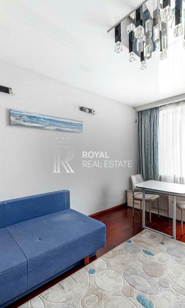 4-Room Apartment on Lesia Ukrainka Boulevard with Premium Features