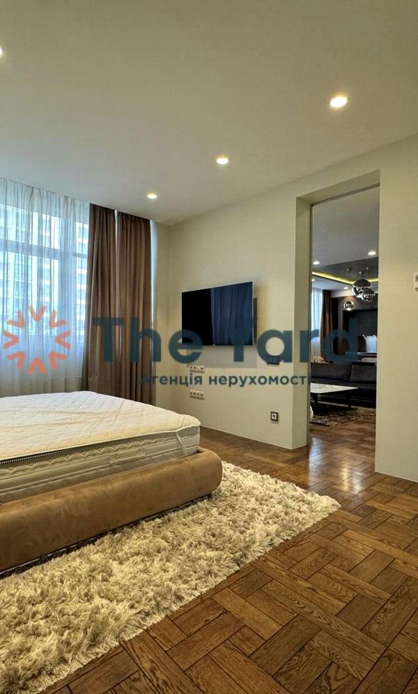 Stylish Apartment in Novopechersk Lipki Complex with Designer Interior