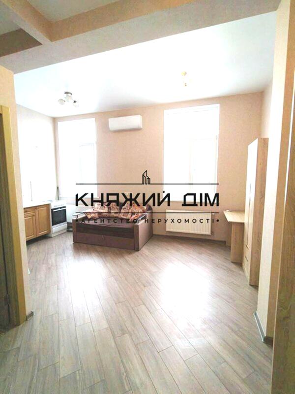 Studio Apartment on Svitlytskogo Street, Well-Equipped, Good Location