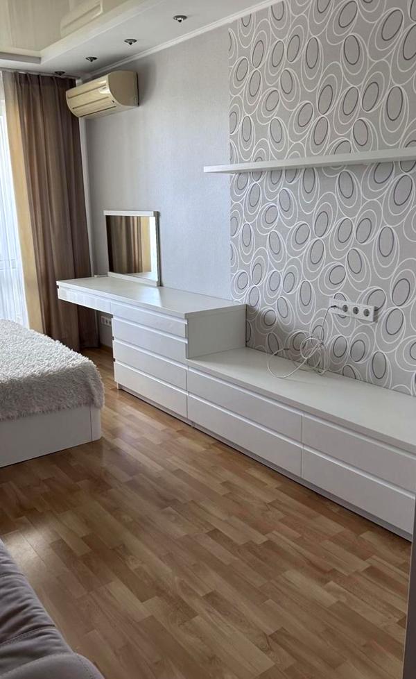 Толық жиһаздалған Гонгадзе даңғылындағы кең 3 бөлмелі пәтер