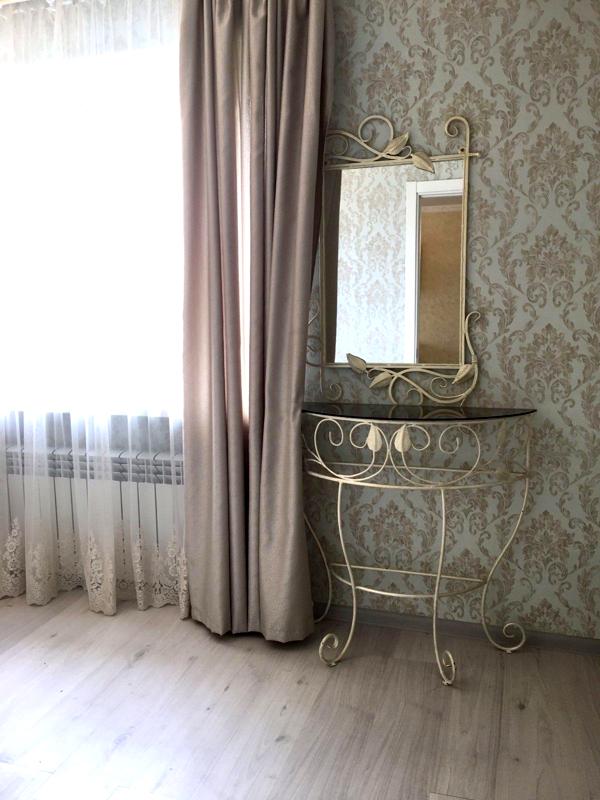 2-Room Apartment with Designer Renovation and Fireplace near Zvirynets Metro