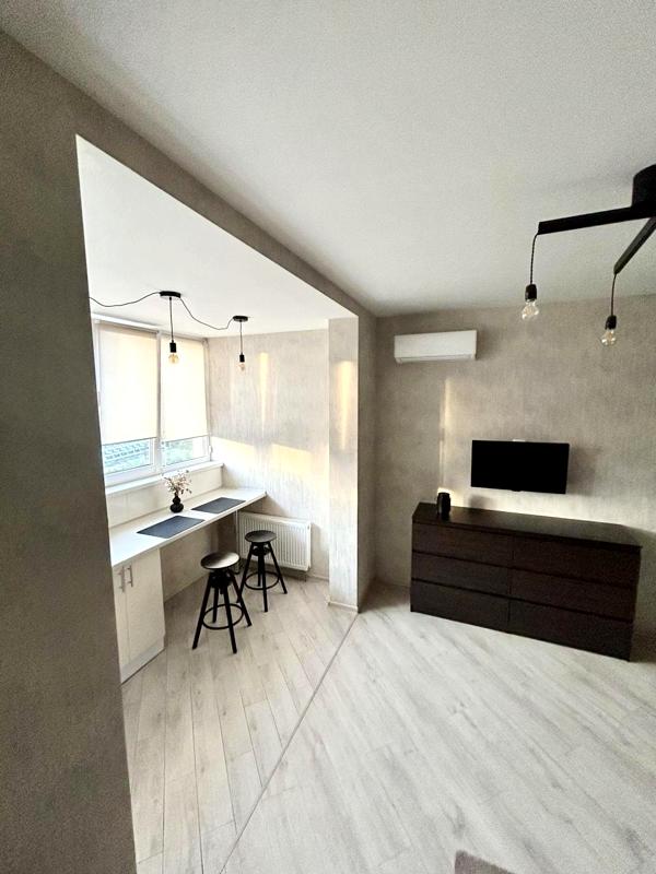 Modern 1-Bedroom Studio Apartment near Demiivska Metro