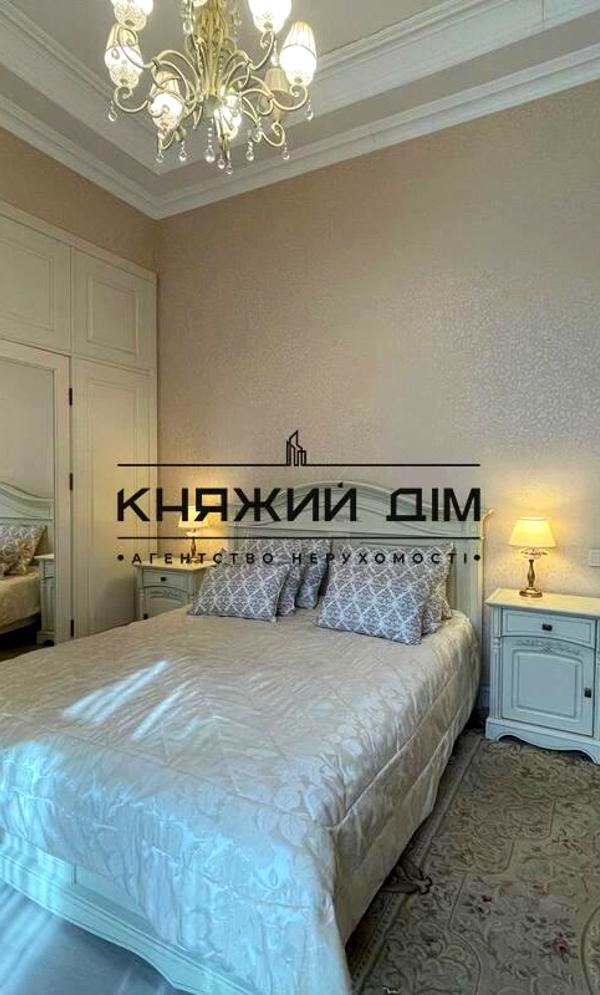 2-Room Apartment in Holosiivskyi District, Antonovycha Street