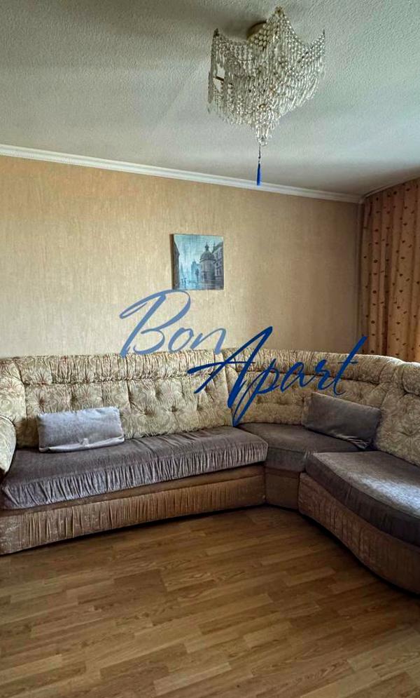 3-Room Apartment on the Dnipro River with Balcony and River View