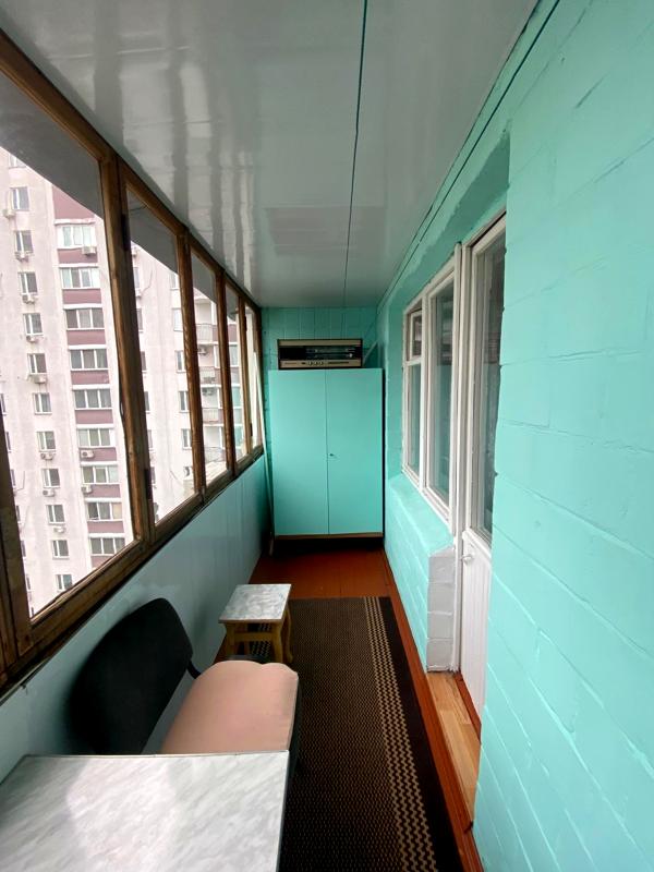 Spacious 1-bedroom apartment on Gorlivska Street, warm brick building