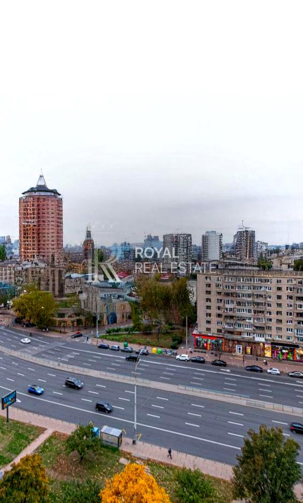 4-Room Apartment on Lesia Ukrainka Boulevard with Premium Features
