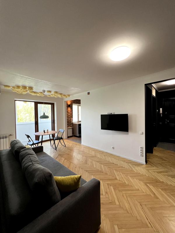Cozy 3-Room Apartment on Vyhovskyi Street with Modern Amenities
