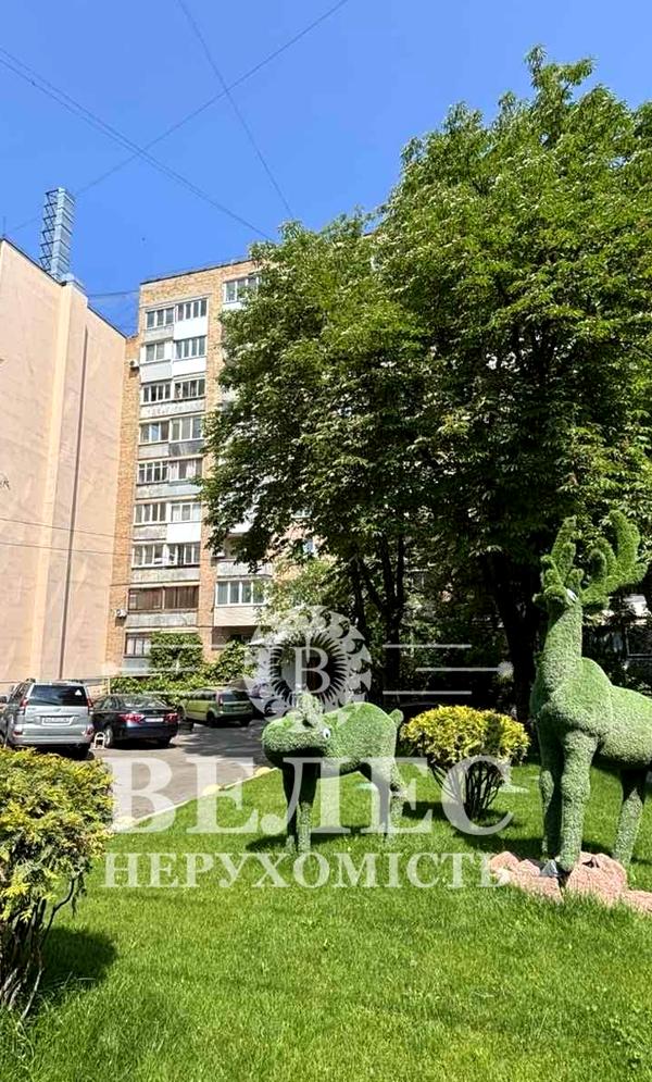 2-Room Apartment near Klovska Metro, Quiet Green Courtyard