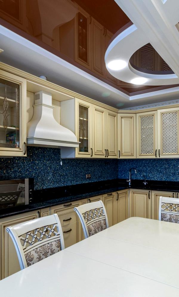 3-Room Apartment in Solom'yansky District with Designer Renovation