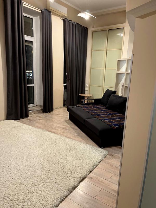2-Level City Center Apartment with Urban Amenities