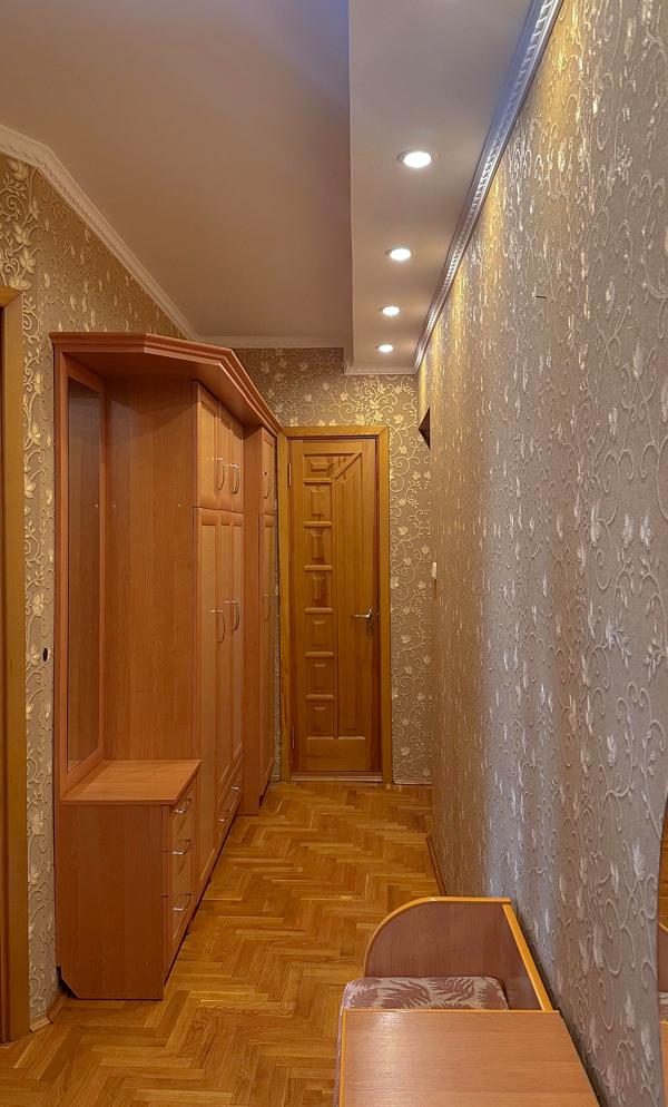 Простора 2-кімнатна квартира в центрі міста біля магазину Roshen та Кінотеатру Палац