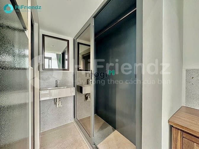 Modern Loft-Style Apartment with Green Accents near District 7 Amenities