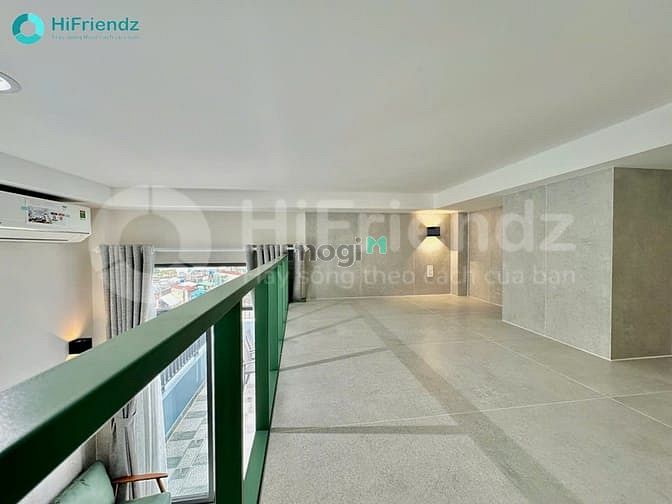 Modern Loft-Style Apartment with Green Accents near District 7 Amenities